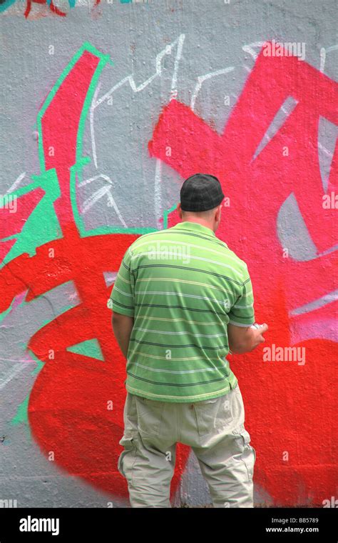 Graffiti spray painter Stock Photo - Alamy