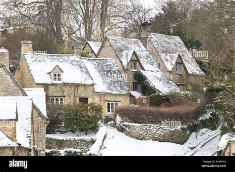 Cotswold stone cottages in the winter snow. Bibury, Cotswolds, Gloucestershire, England Stock ...