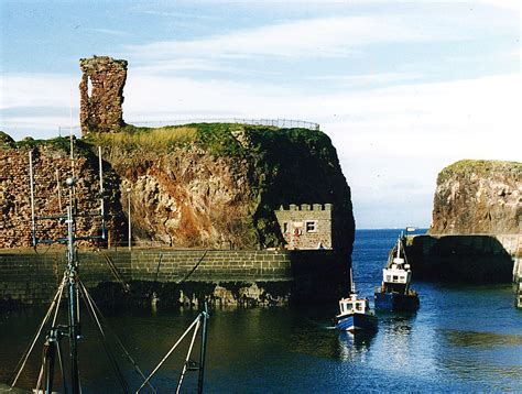 File:Dunbar Harbour and Castle, 1987.jpg - Wikimedia Commons