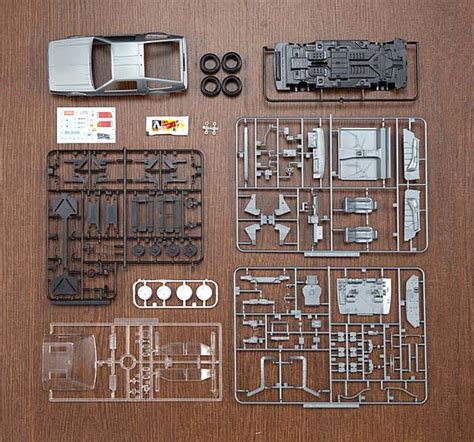 Back to the Future 1:24 DeLorean Scale Model Kit | Gadgetsin