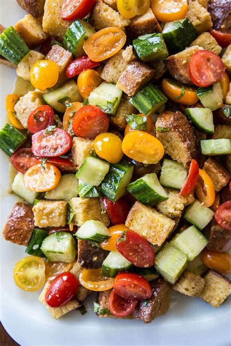 Delicious summer tomato panzanella salad! Garlic buttered bread cubes ...