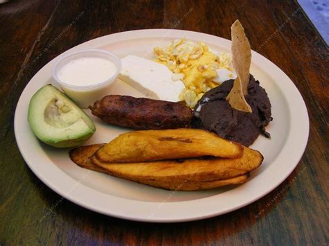 Otra variedad de desayuno hondureño. Honduran Food, Honduran Recipes, Plantains Fried, Fried ...