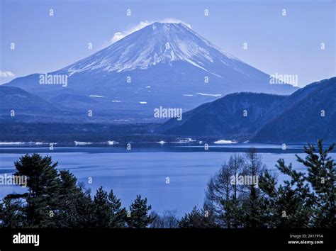 Lake Motosu and Mount Fuji Stock Photo - Alamy