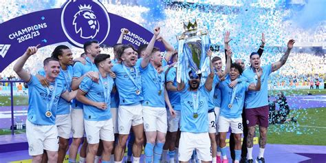 Momen Manchester City Angkat Trofi Juara Premier League 2022/2023 di ...