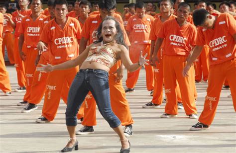 Philippine prison inmates dance up to mourn Michael Jackson | Noticias ...