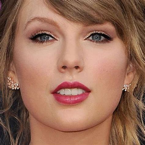 Taylor Swift's Makeup Photos & Products | Steal Her Style