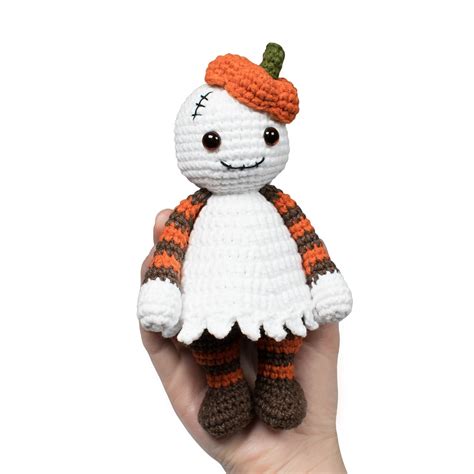 Halloween Cuddle Me Ghost crochet pattern - Amigurumi Today