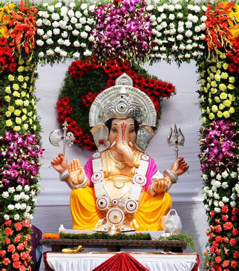 Statue of Lord Ganesha during Ganesh Festival in Pune | Ganesh ...