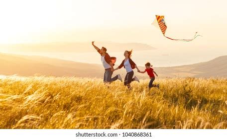 17,469 Family With Kite Images, Stock Photos & Vectors | Shutterstock