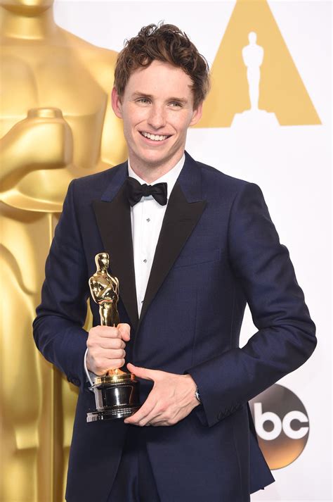 Eddie Redmayne poses with his first Oscar for the Best actor - Photos at Movie'n'co