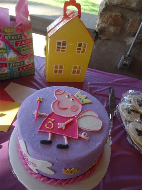 Peppa birthday cake with Peppa Pig house #PeppaPigBirthday #PeppaPigCake | Peppa pig cake, Peppa ...