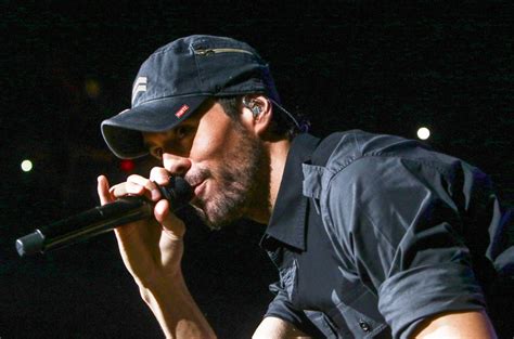 Enrique Iglesias Kisses A Fan At Ukraine Show: Watch The Video | Billboard