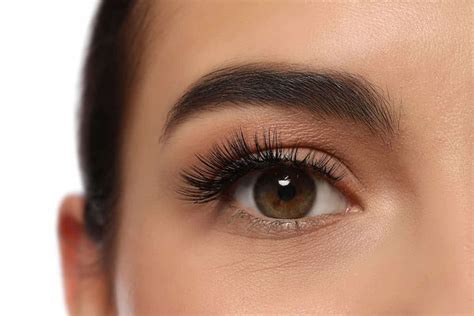 Cluster Lashes: Why You Should Avoid It + Lash Alternatives