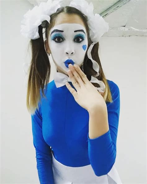 Cute Clown, Female Clown, Girls Makeup, Face Paint, That Look, Halloween Face Makeup, Cosplay ...