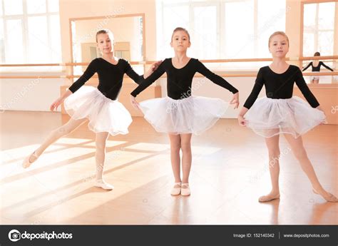 Carino Bambine Formazione Studio Danza - Foto Stock: Foto, Immagini ...