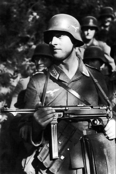 WW2 WWII Photo German Soldier MP40 Submachine Gun World War Two / 2686 | eBay