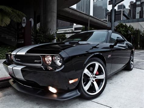 Q3: Dodge Challenger SRT8 392 2012