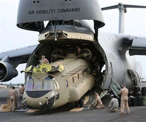 写真: Aircraft: C-5M Super Galaxy offloading a CH-47F Chinook | C5 galaxy, C 5 galaxy, Aircraft