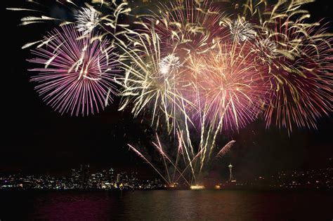 Seattle Digital Photography | July 4th Fireworks in Lake Union