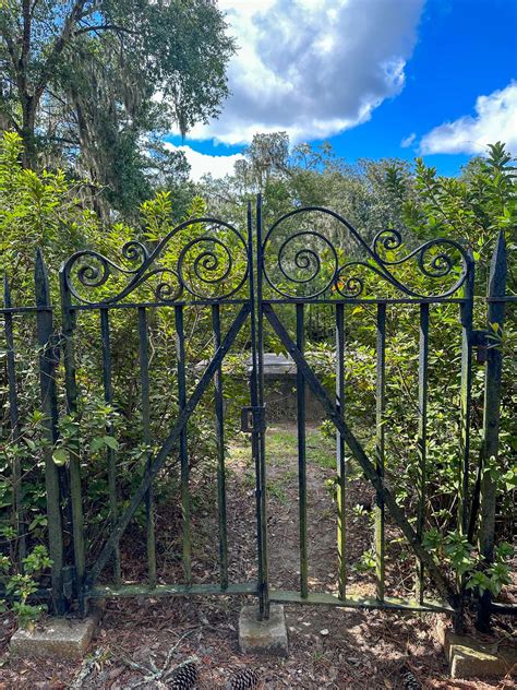 Explore Bonaventure Cemetery - Savannah's Hauntingly Beautiful Burial Ground - fuzzygreenfruit.com