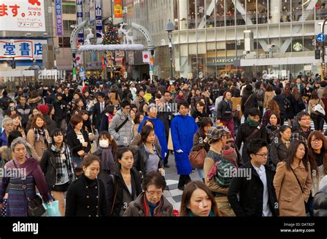 Shibuya crossing, pedestrians crossing street, Tokyo Japan Stock Photo - Alamy