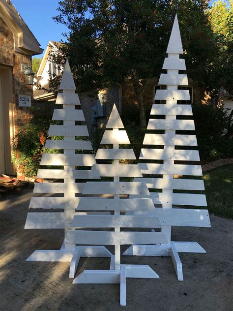 Easy pallet Christmas trees. | Pallet christmas tree, Outdoor christmas ...