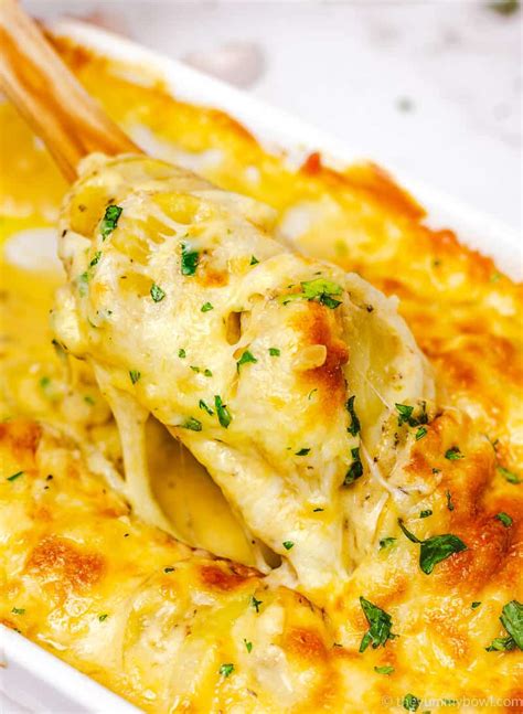 Creamy Au Gratin Potatoes - The Yummy Bowl