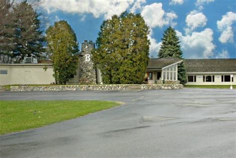 Boone's Long Lake Inn | Traverse City, MI 49684