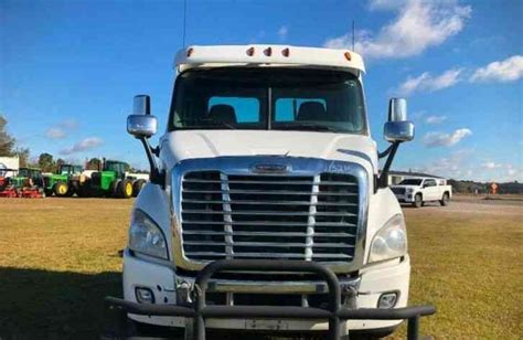 freightliner cascadia : Sleeper Semi Trucks