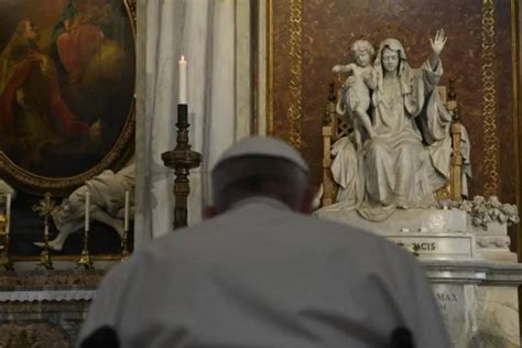 Pope Francis praying the rosary - Davao Catholic Herald