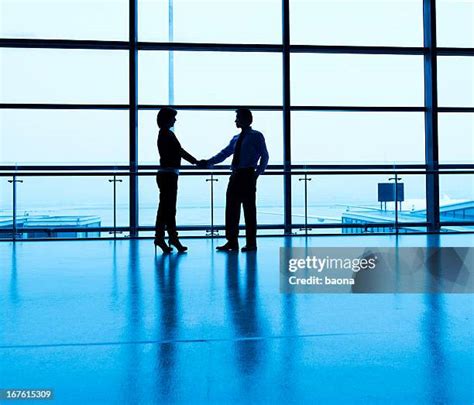 914 Business People Silhouette Handshake Stock Photos, High-Res Pictures, and Images - Getty Images