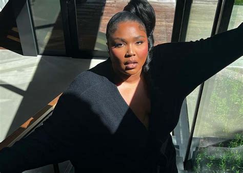 Look Into Singer Lizzo’s Incredible Weight Loss Journey