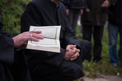 Islamic Funeral Service Imam Reads From The Holy Quran Photo Background ...