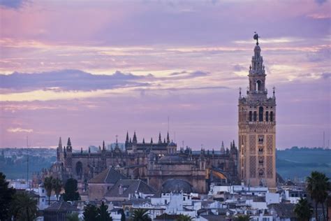 8 curiosidades de la Giralda de Sevilla - MuchoEquipaje.com - Enviar ...