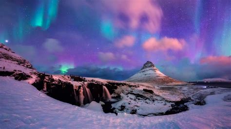 Aurora borealis or northern lights over Kirkjufell Mountain ...