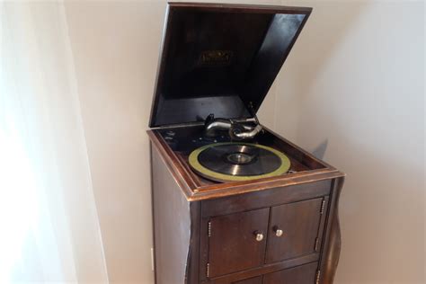 SOLD: Vintage Victrola Phonograph with Music