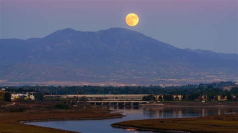 How to Photograph a Moonrise and Moonset | PetaPixel