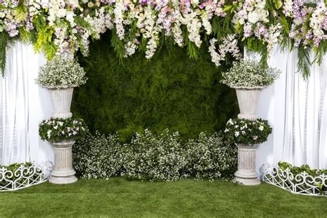 17 Inspiring and Unique Backdrops for Your Ceremony That Are Not Just Flower Arbors | Flower ...