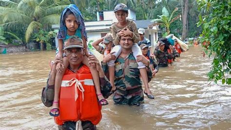 Kerala floods: CM seeks details of losses of those in relief camps, to ...