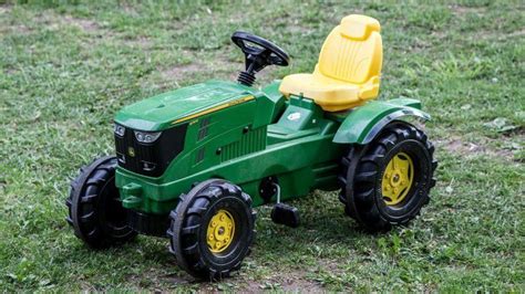 EEUU: un niño de dos años se fuga de casa en su tractor a batería para ir a la feria