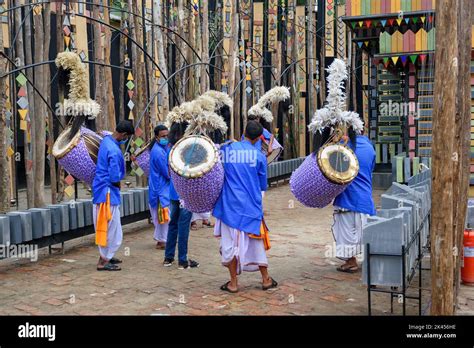 Dhaki playing dhak hi-res stock photography and images - Alamy