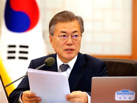 President Moon Jae-in hosts Cabinet meeting