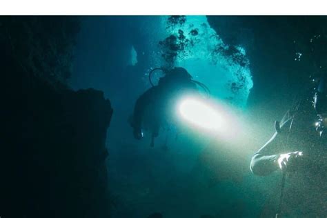 The 3 Reasons Why Cave Diving Is Dangerous - DivingCorner