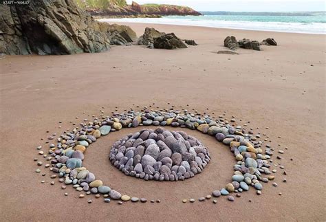 Artista de 'land art' decora playas con hipnóticos arreglos de piedras