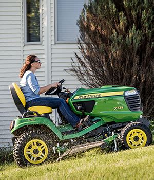 John Deere X739 Signature Series Lawn Tractor