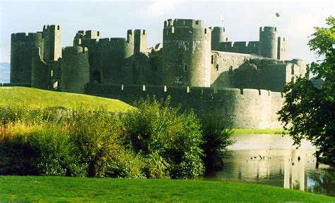 File:Caerphilly Castle, Wales.jpg - Wikipedia