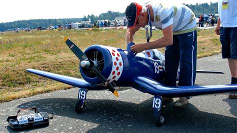 F4U CORSAIR GIANT SCALE RC MODEL AIRPLANE FLIGHT / Meeting Gatow 2015 ...