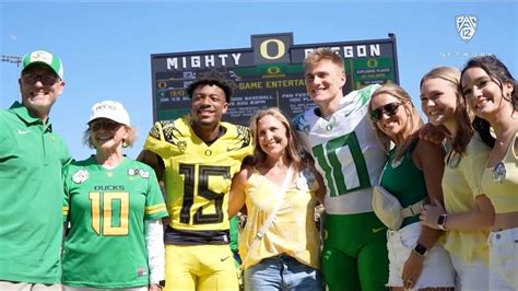 Oregon’s Bo Nix, Tez Johnson share brotherly bond on and off the football field : r/ducks