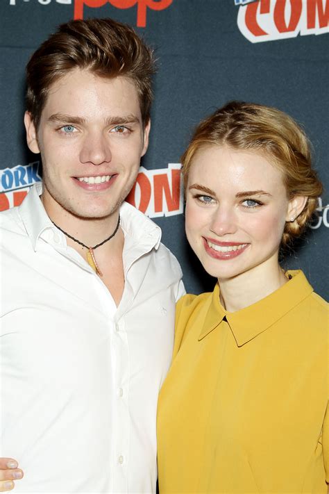 Dominic & Lucy Fry at the NY Comic Con - Dominic Sherwood Photo (35808719) - Fanpop