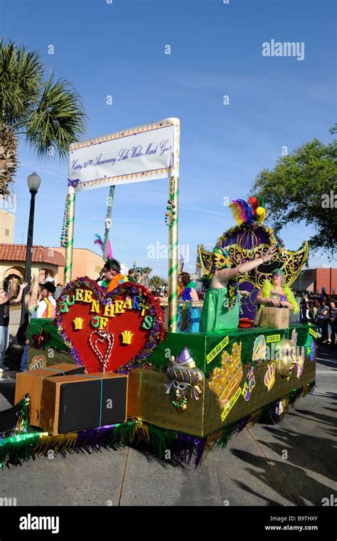 Mardi gras parade hi-res stock photography and images - Alamy